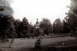 Zawartość – Content: Widok na park z pałacem w tle, od strony zachodniej, fotografia, 1984 r.;  Własność intelektualna – Intelectual Property: M. Kujawa;  Prawa majątkowe: Lubuski Wojewódzki Konserwator Zabytków;  Dookreślenie – Instantiation: Kujawa M.: Ewidencja parku zabytkowego w Iłowej, Zielona Góra 1984 r., maszynopis w zbiorach Wojewódzkiego Urzędu Ochrony Zabytków w Zielonej Górze.