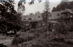 Zawartość – Content: Widok na budynki gospodarcze i nieistniejący obecnie mur oddzielający je niegdyś od ogrodu różanego,  fotografia, 1984 r.;  Własność intelektualna – Intelectual Property: M. Kujawa;  Prawa majątkowe: Lubuski Wojewódzki Konserwator Zabytków;  Dookreślenie – Instantiation: Kujawa M.: Ewidencja parku zabytkowego w Iłowej, Zielona Góra 1984 r., maszynopis w zbiorach Wojewódzkiego Urzędu Ochrony Zabytków w Zielonej Górze.