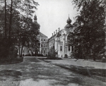 Zawartość – Content: Pałac w Iłowej, widok od frontu. Stan po przebudowie w latach 1903-1905. Fotografia, przed 1909&nbsp;r.;  Własność intelektualna – Intelectual Property: Robert Weber;  Prawa majątkowe: brak danych;  Dookreślenie – Instantiation: Robert Weber, Schlesische Schloesser, Bd. 1, Dresden 1909. 