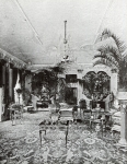 Zawartość – Content: Pałac w Iłowej, salon. Stan po przebudowie z lat 1903-1905. Fotografia sprzed 1909 r.;  Własność intelektualna – Intelectual Property: Robert Weber;  Prawa majątkowe: brak danych;  Dookreślenie – Instantiation: Robert Weber, Schlesische Schloesser, Bd. 1, Dresden 1909.