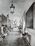 Zawartość – Content: Pałac w Iłowej, galeria. Stan po przebudowie z lat 1903-1905. Fotografia sprzed 1909 r.;  Własność intelektualna – Intelectual Property: Robert Weber;  Prawa majątkowe: brak danych;  Dookreślenie – Instantiation: Robert Weber, Schlesische Schloesser, Bd. 1, Dresden 1909.