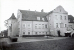 Zawartość – Content: Widok pałacu w Wojnowie od strony północno-zachodniej, fotografia 1993;  Własność Intelektualna – Intellectual Property: Barbara Bielinis-Kopeć;Prawa majątkowe: Lubuski Wojewódzki Konserwator Zabytków;Dookreślenie-Istantiation: Materiał załączony do: Barbara Bielinis-Kopeć, Wojnowo-zespół pałacowo-parkowy, karta ewidencyjna, maj 1993, załącznik nr 2.