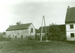 Zawartość – Content: Budynki gospodarcze w Wojnowie, elewacje zachodnie, fotografia 1992.;  Własność Intelektualna – Intellectual Property: M. Cieślak;Prawa majątkowe: Muzeum Narodowe Rolnictwa i Przemysłu Rolno-Spożywczego w Szreniawie;Dookreślenie-Istantiation: Materiał załączony do: M. Cieślak, Wojnowo-zespół folwarczny-karta założenia, październik 1992, fot. 15.