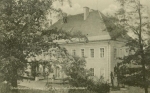 Zawartość – Content: Widok na elewację frontową dworu w Ochli, fragment karty pocztowej, ok. 1915 r.; Własność intelektualna – Intelectual Property: bd; Prawa majątkowe: Jerzy Dubiel; Dookreślenie – Instantiation: Materiał znajdujący się na stronie internetowej www.zamkilubuskie.pl.