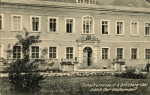 Zawartość – Content: Karta pocztowa z widokiem fasady dworu w Ochli, około 1910 r.; Własność intelektualna – Intelectual Property: Paul Mohr, Grünberg i. Schl.; Prawa majątkowe: Katarzyna Adamek – Pujszo; Dookreślenie – Instantiation: brak.