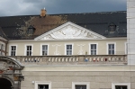 Widok na szczyt w elewacji płd. dziedzińca z monogramem Friedricha Augusta hrabiego Cosel.