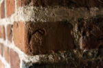Sulechów, zamek, znak kamieniarski na jednej z cegieł w sali gotyckiej w wieży.