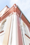 Detale architektoniczne w narożniku fasady zach. kościoła zamkowego.