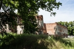 Krosno Odrzańskie, zamek, widok ruin skrzydła wsch. z dawnego bastionu ziemnego z XVII w. przy płd.-wsch. narożniku zamku.