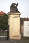 Rzeźba uosabiająca Caritas na bramie wjazdowej do pałacu.