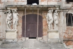Wejście główne do pałacu w elewacji frontowej. Po prawej i lewej stronie posągi atlantów dłuta Gottfrieda Knöfflera.