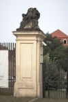 Rzeźba uosabiająca Bellonę na bramie wjazdowej do pałacu.