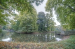 Park pałacowy w Żaganiu, widok na staw karpiowy przy nieistniejącej oranżerii klasycystycznej i półwysep (do 1945 r. Wyspa Marii) w Park Pałacowym