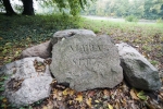 Park pałacowy w Żaganiu, głaz nad stawem karpiowym w Parku Pałacowym, oznaczający tzw. Miejsce Marii, przeniesiony z terenu Bażanciarni