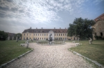 Widok na oficynę południową (dawny dom kawalerski). Obecnie hotel.