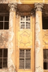 Elewacja frontowa pałacu – fragment środkowego ryzalitu z historyczną stolarką okienną.