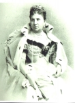 Zawartość – Content: Księżna Maria Dorota Elżbieta Radziwiłł, zdjęcie w sukni, zdjęcie sprzed 1900 r.;  Własność Intelektualna – Intellectual Property: Ludwig Wolny, Kleinitz;Prawa majątkowe: Parafia Rzymsko-Katolicka p.w. Nawiedzenia Najświętszej Maryi Panny w Klenicy, ul. Bolesława Chrobrego 66, 66-133 Klenica;Dookreślenie-Istantiation: Materiał ikonograficzny zawarty w rękopiśmiennej kronice parafii Klenica pt. Pfarr Chronik. Angefangen 1917, spisywanej od 1917 roku przez miejscowego proboszcza Ludwiga Wolnego.